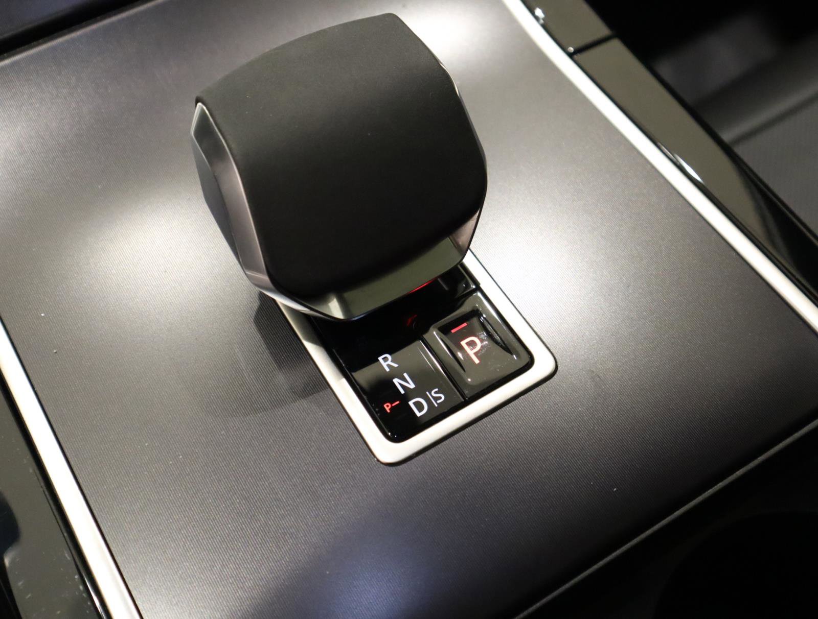 Used 2026 Land Rover Range Rover Velar Dynamic SE image 32