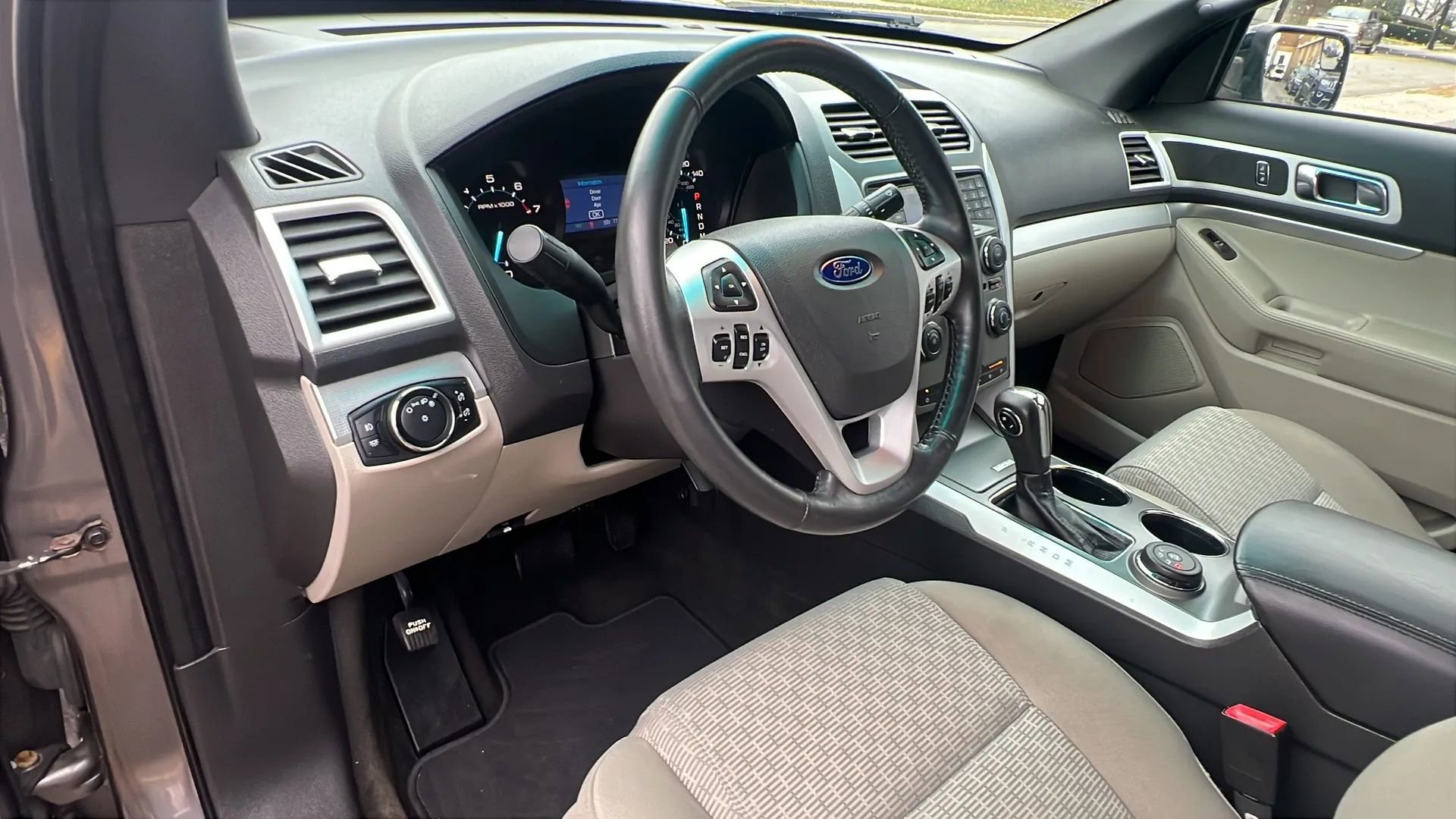 Used 2014 Ford Explorer XLT image 24