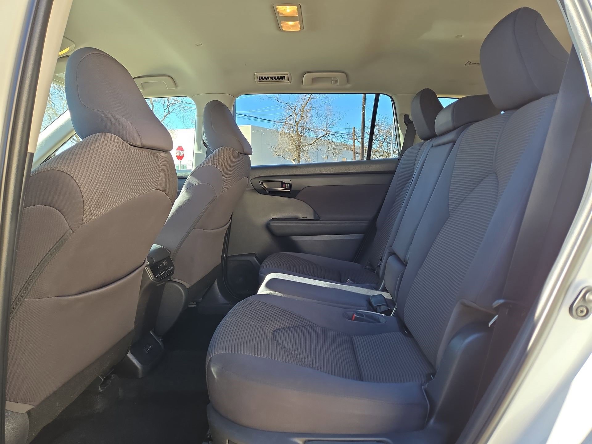 Used 2023 Toyota Highlander LE image 13