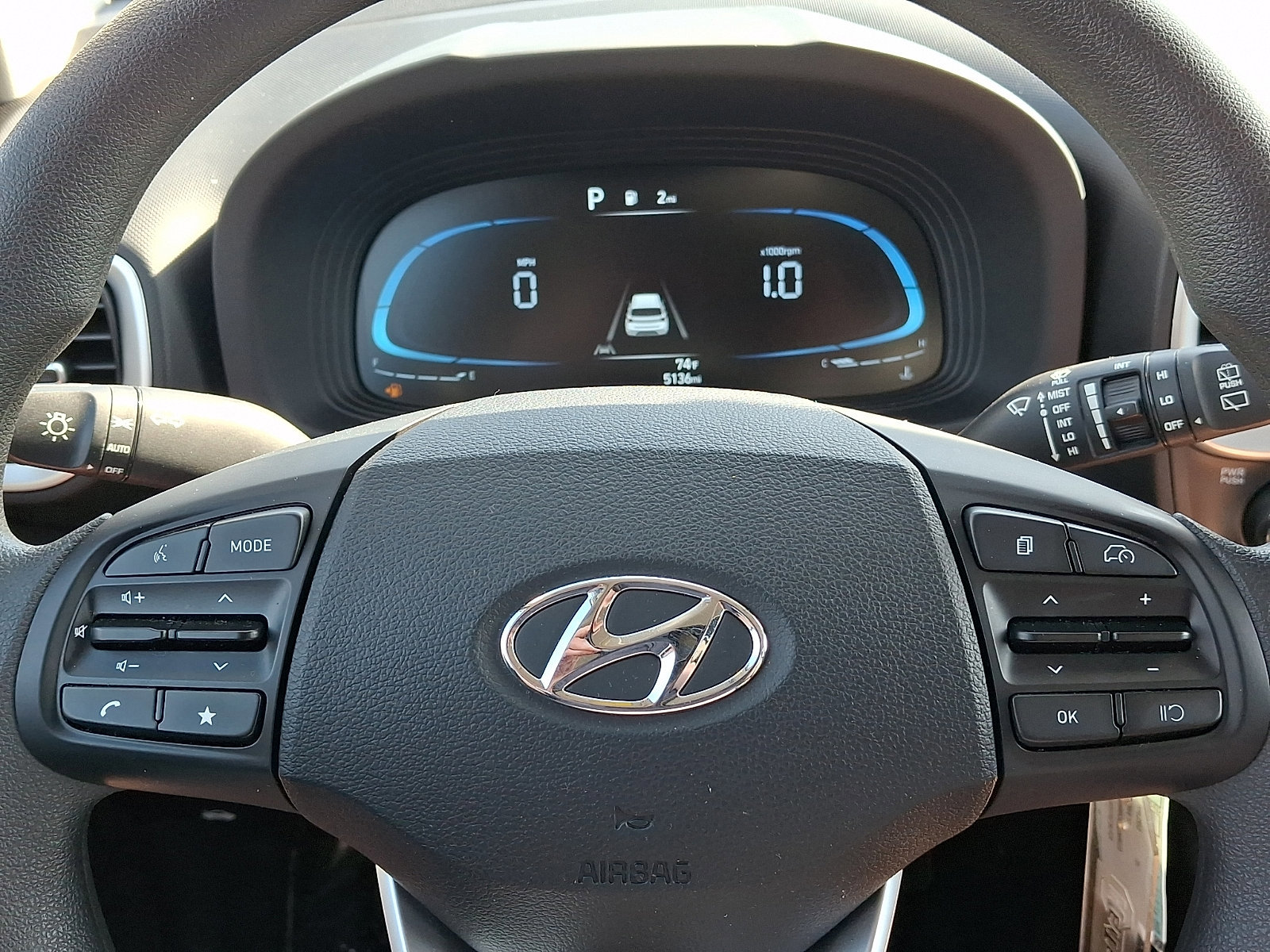 Certified 2025 Hyundai Venue SE image 18