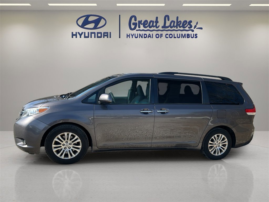 Used 2012 Toyota Sienna XLE w/ Entertainment Pkg image 2