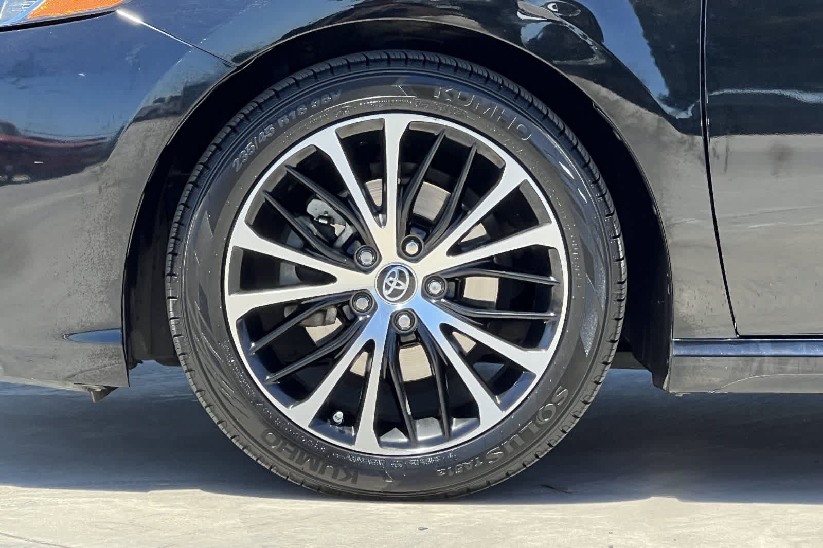 Used 2019 Toyota Camry SE FWD image 33