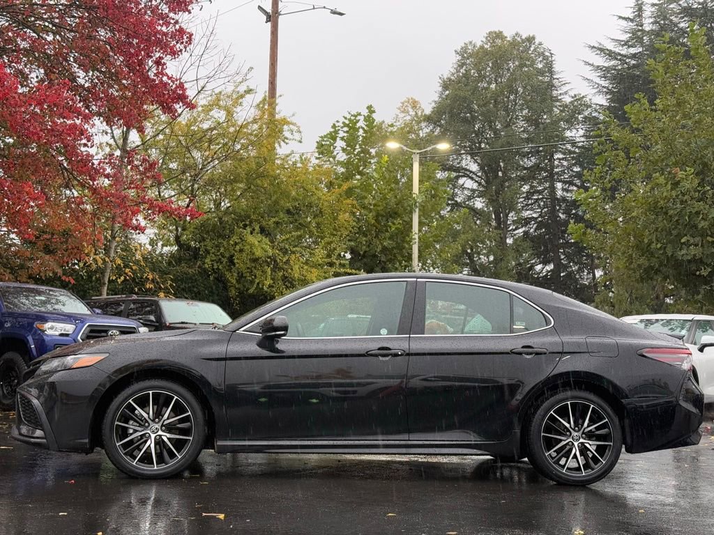 Used 2024 Toyota Camry SE image 2