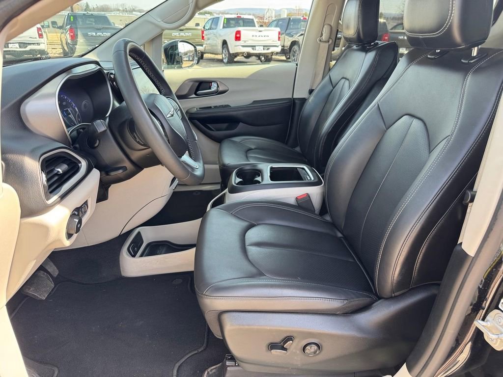 Used 2024 Chrysler Pacifica Touring-L FWD image 8