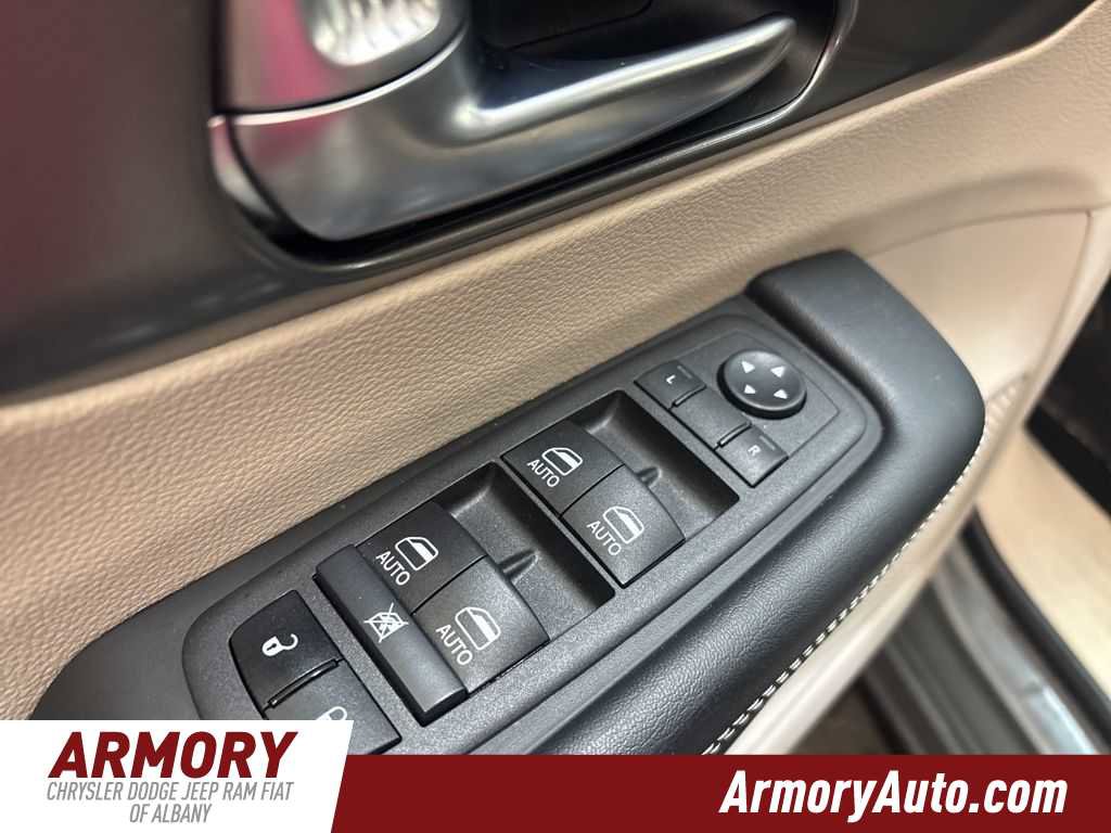 Used 2023 Chrysler Pacifica Touring-L w/ Uconnect Theater Family Group image 8