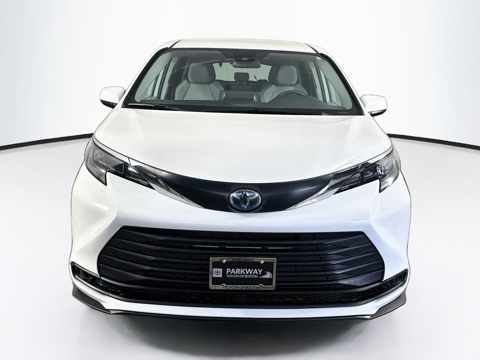 Used 2024 Toyota Sienna LE AWD/4WD image 2