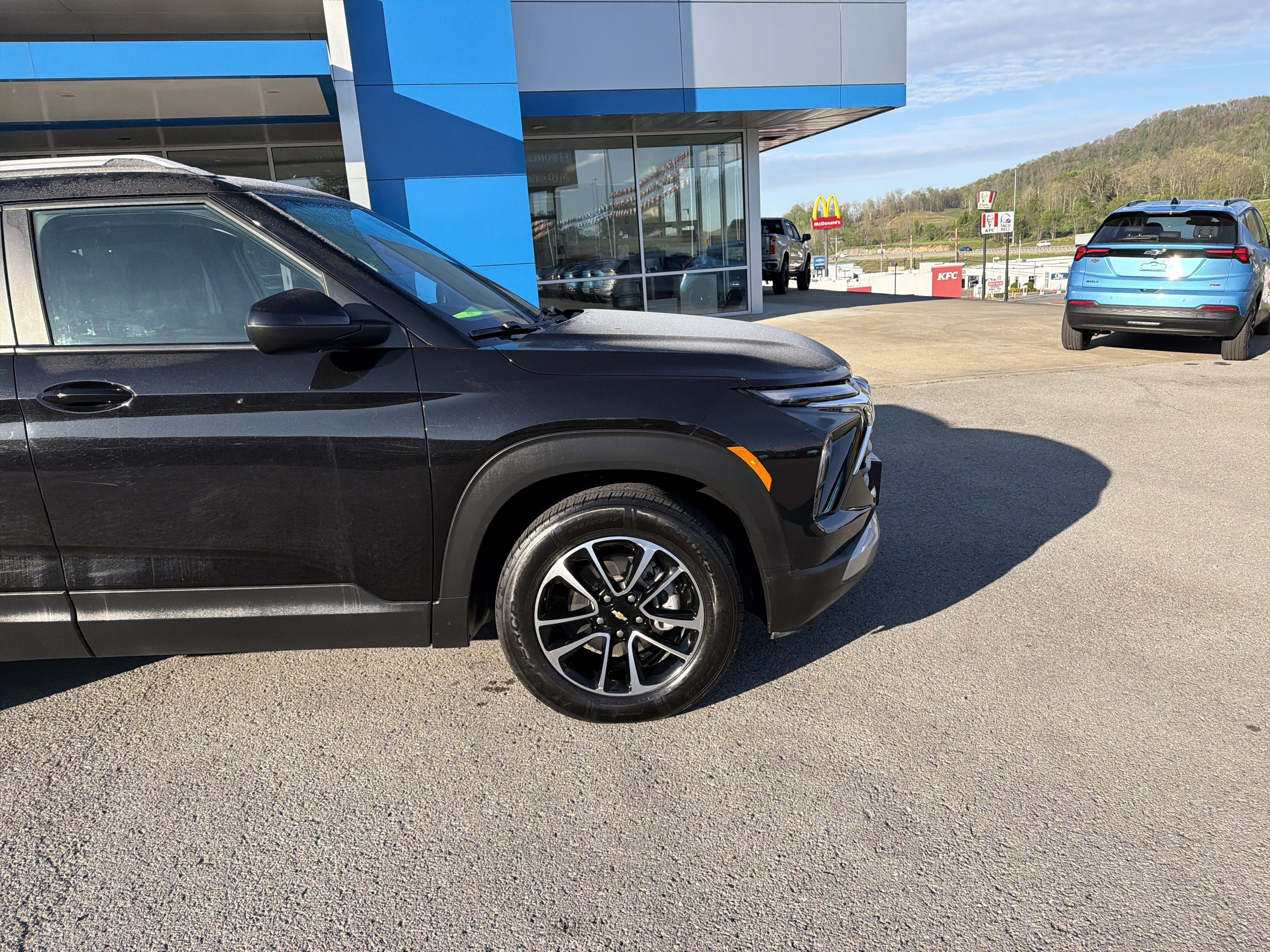 Used 2025 Chevrolet TrailBlazer LT AWD/4WD image 2