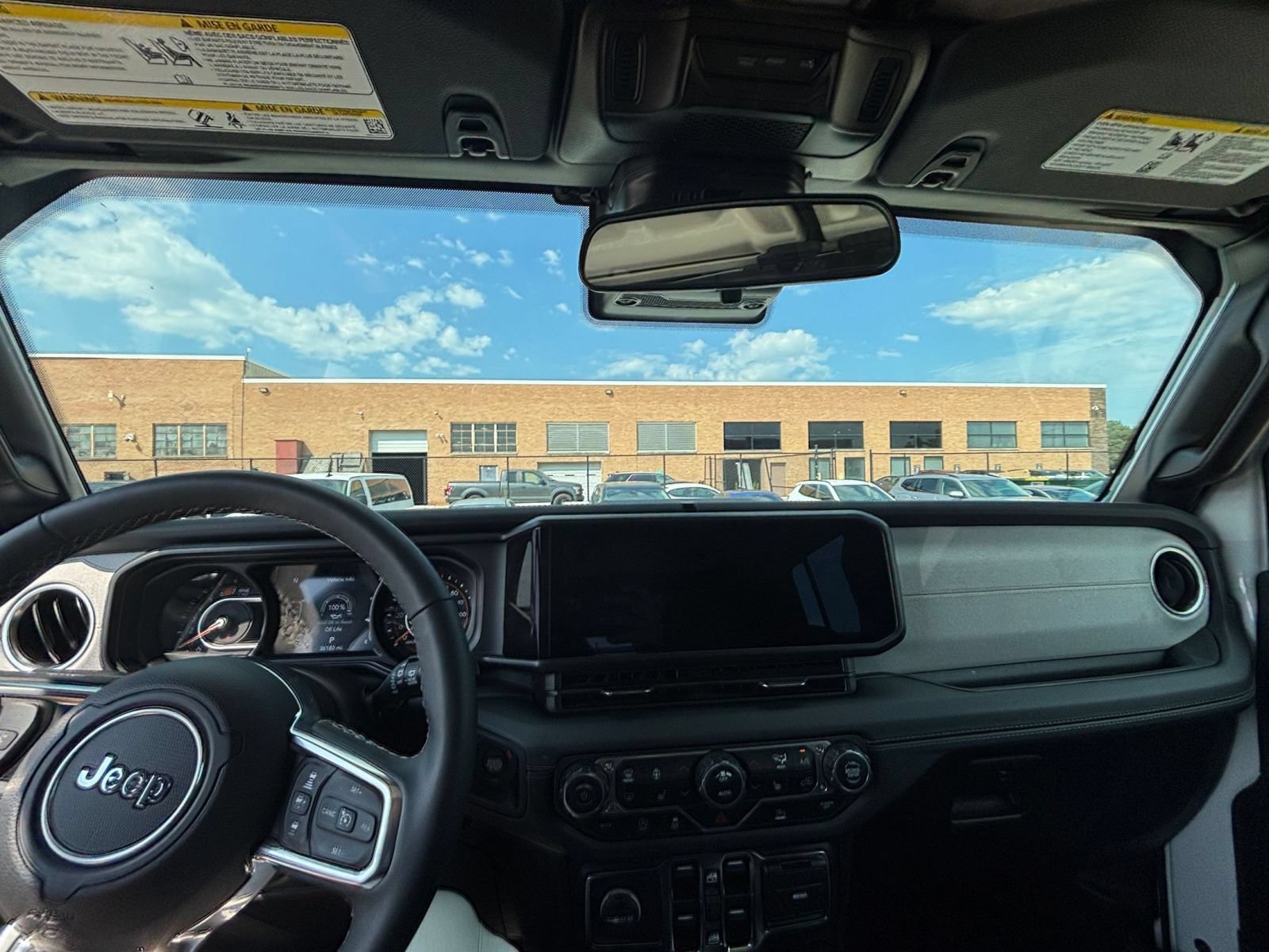 Used 2025 Jeep Wrangler Unlimited Sahara AWD/4WD image 30