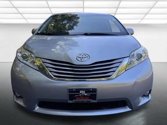 Used 2015 Toyota Sienna XLE w/ XLE Navigation Package FWD image 8