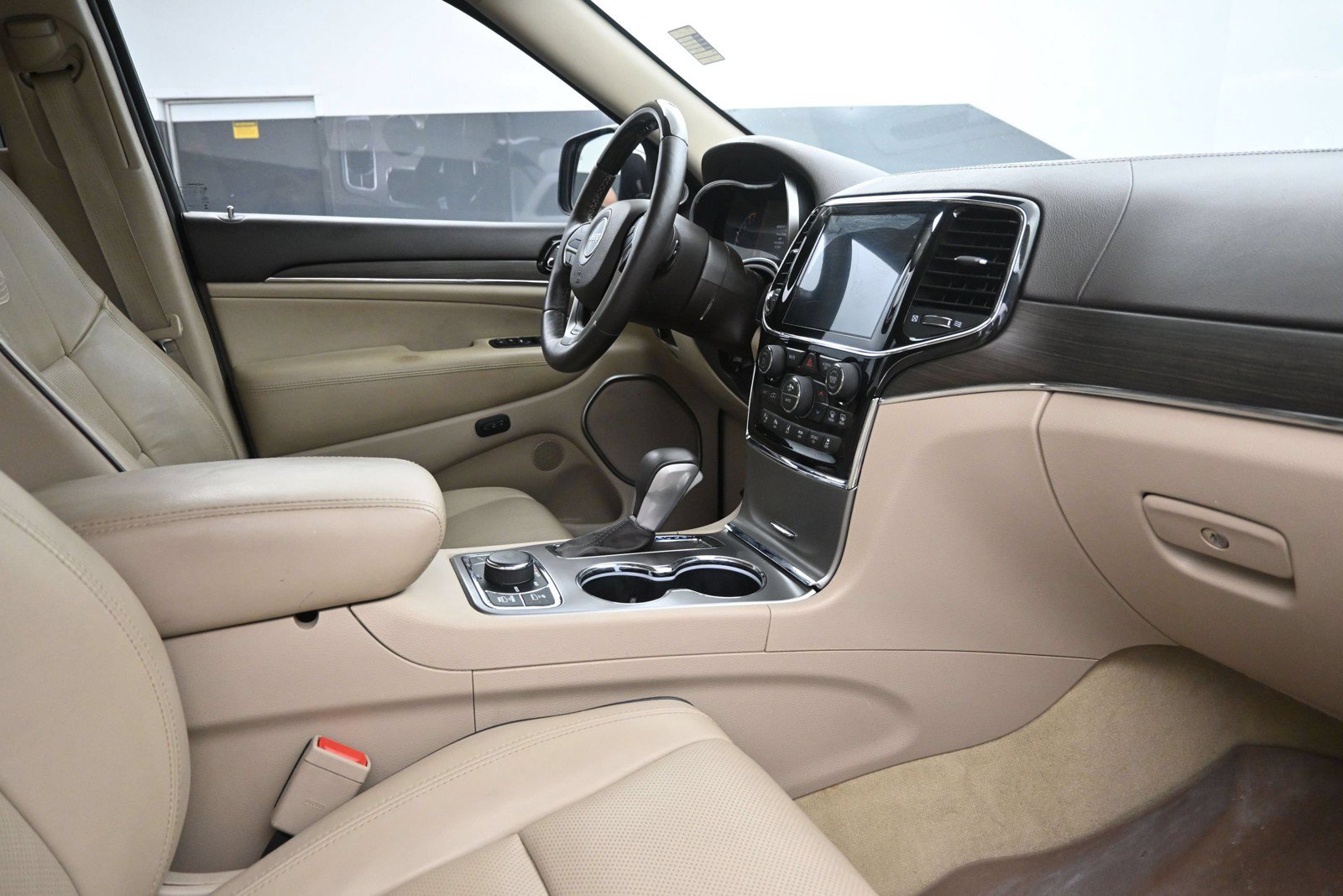 Used 2020 Jeep Grand Cherokee Overland AWD/4WD image 26