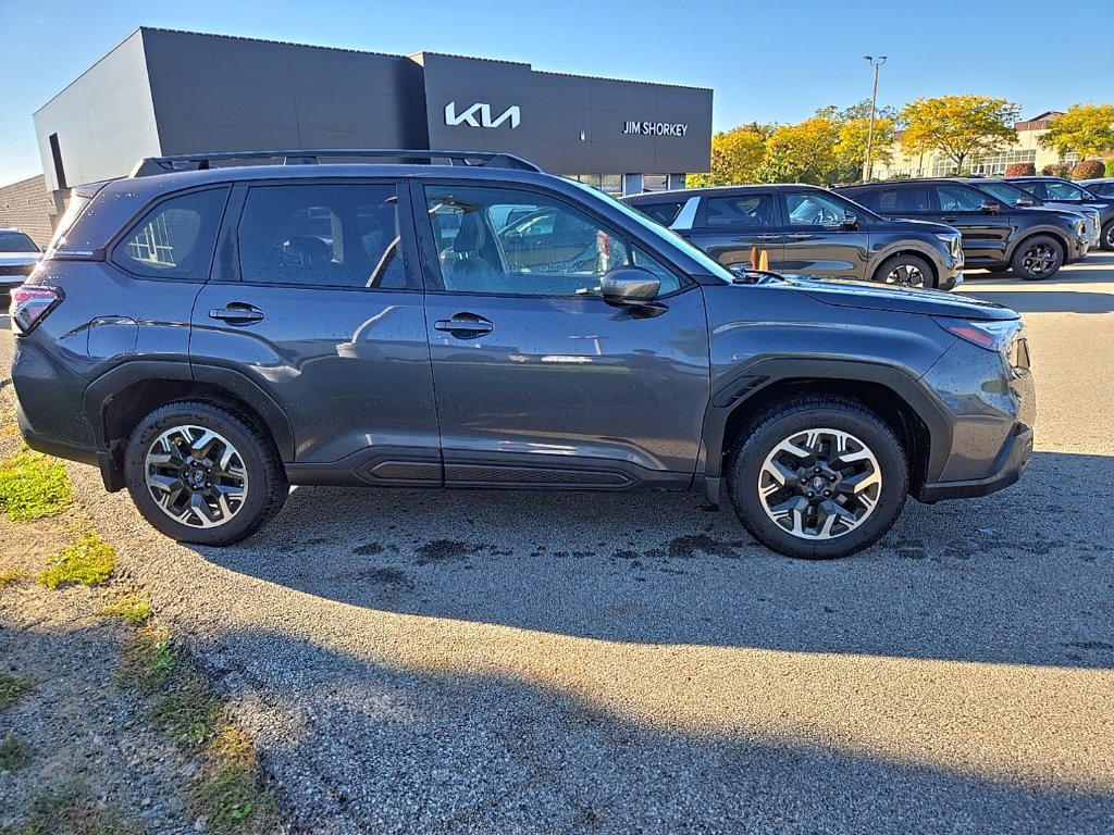 Used 2025 Subaru Forester Premium AWD/4WD image 2