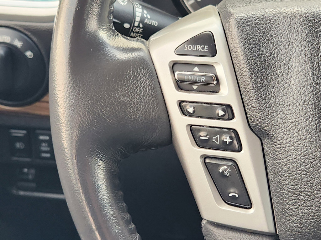 Used 2017 Nissan Titan SL image 25