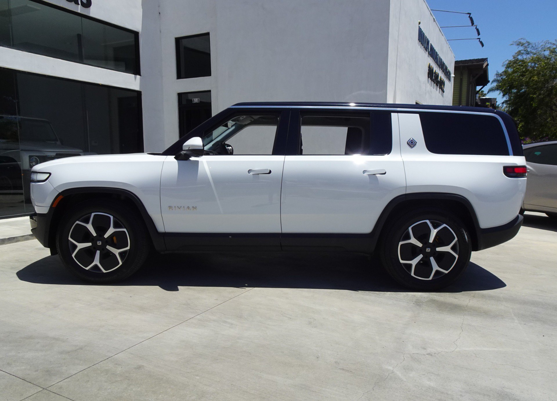 Used 2024 Rivian R1S Adventure AWD/4WD image 4