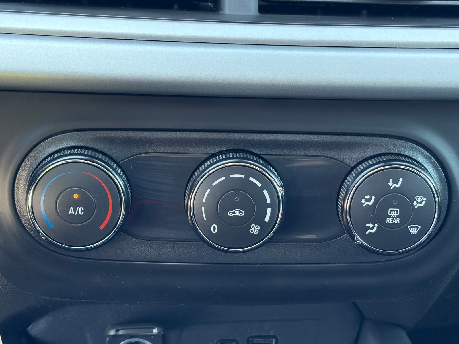 Used 2025 Chevrolet Trax LS image 23