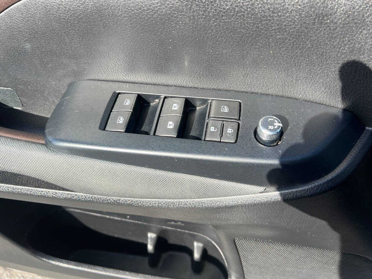 Used 2019 Toyota Highlander LE w/ Carpet Mat Package (TMS) FWD image 16