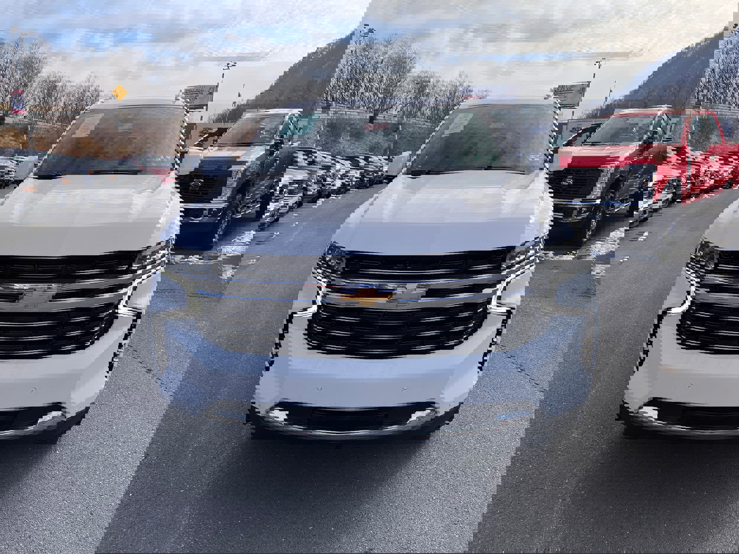 Used 2023 Chevrolet Suburban LT image 2