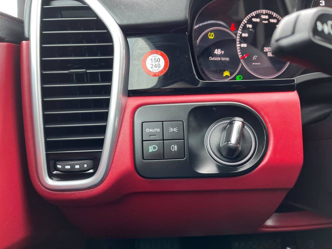 Used 2022 Porsche Cayenne Platinum Edition AWD/4WD image 27