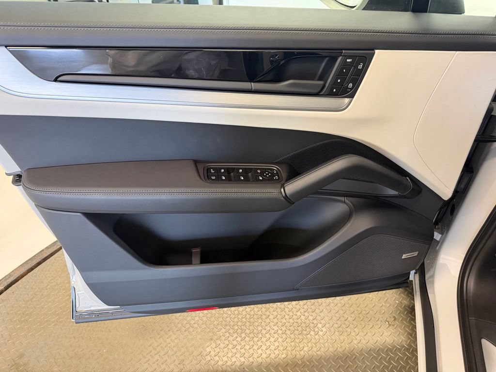 Certified 2026 Porsche Cayenne E-Hybrid AWD/4WD image 8