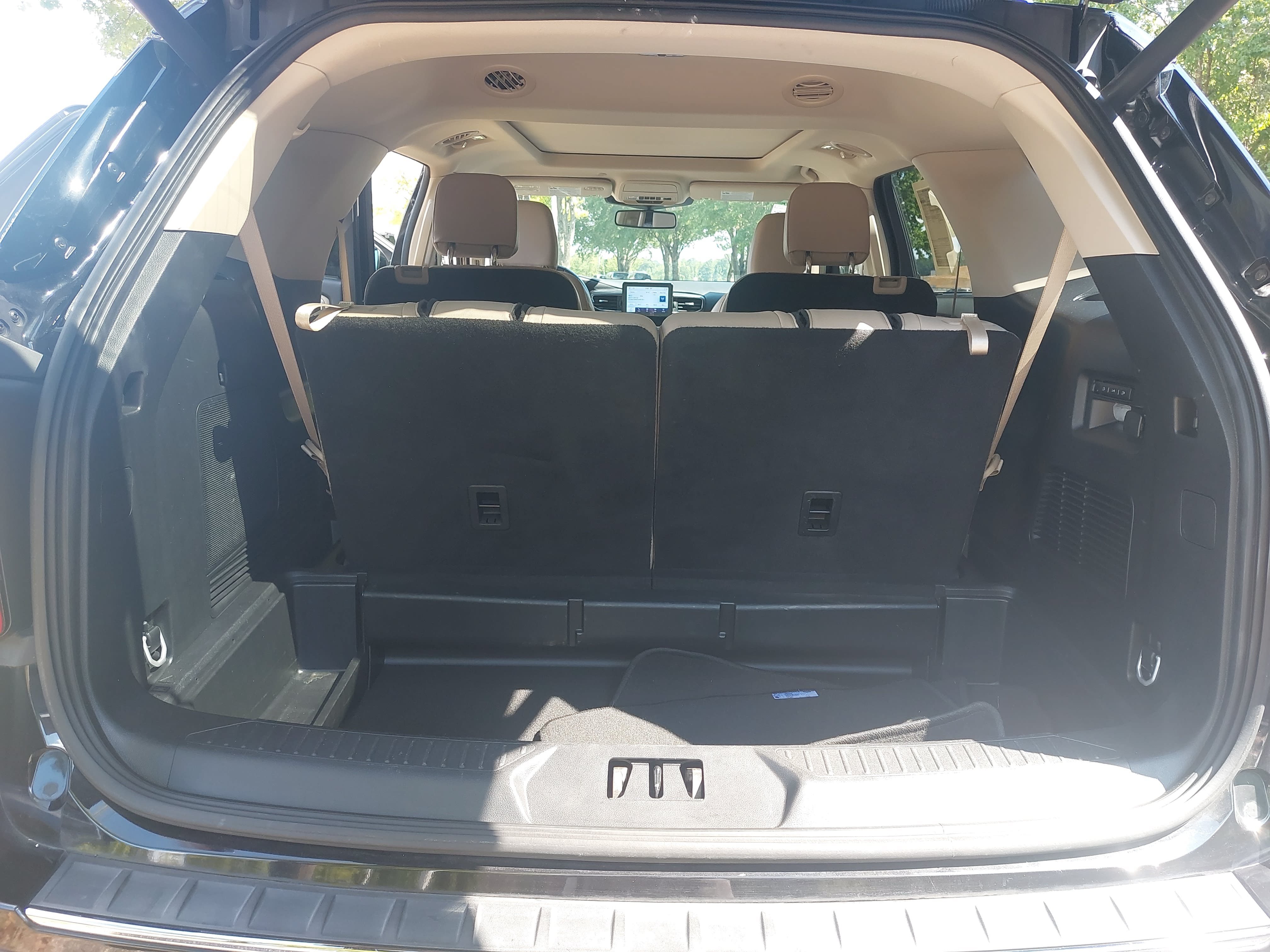 Used 2023 Ford Explorer Limited w/ Equipment Group 301A AWD/4WD image 13