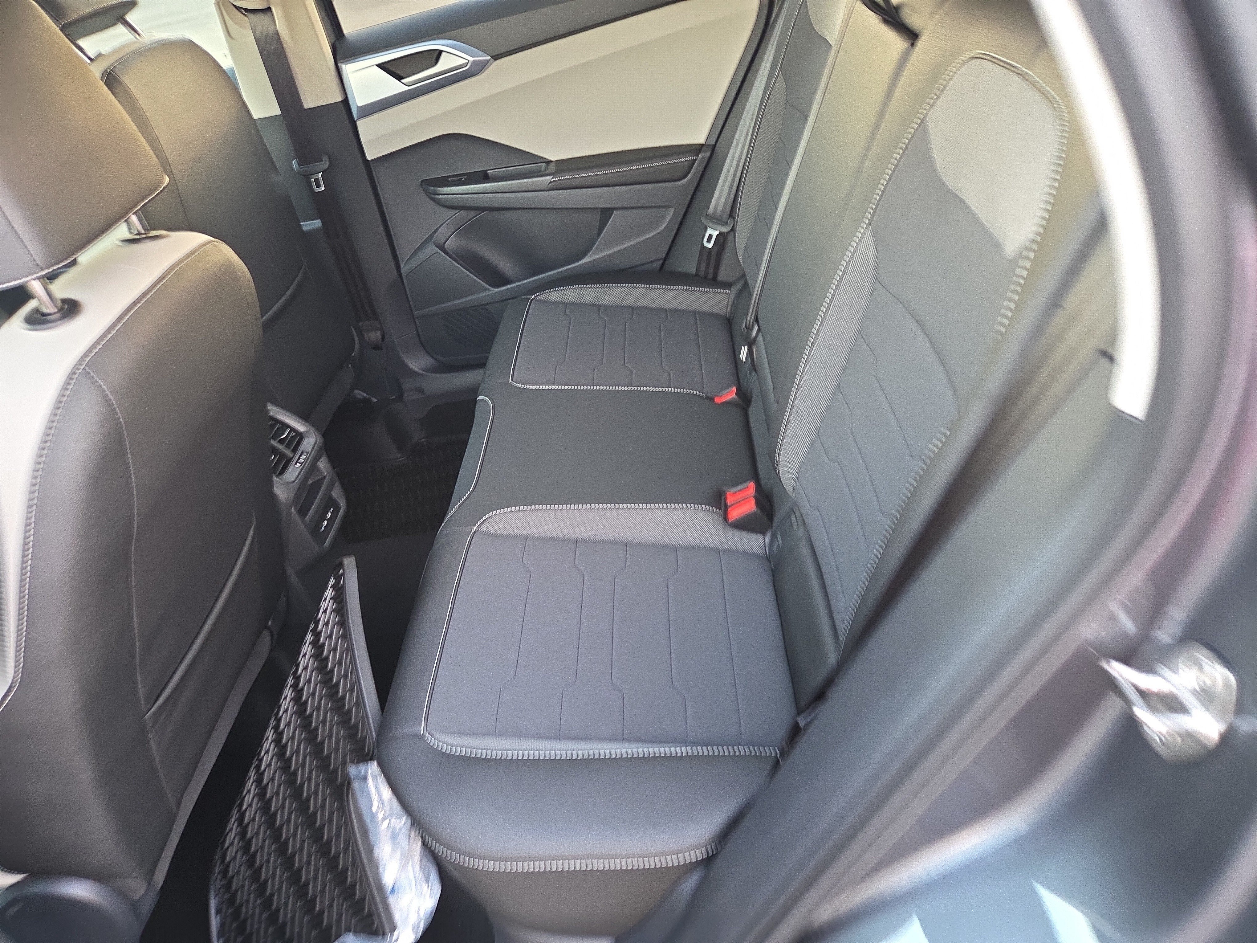 New 2026 Volkswagen Taos SE FWD image 7