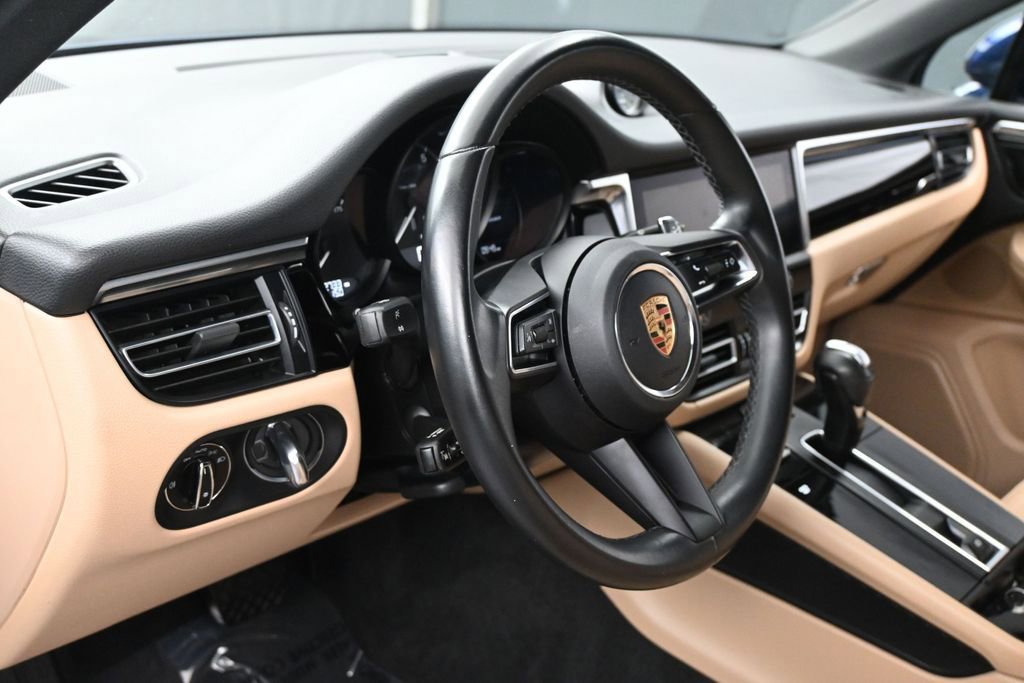 Certified 2023 Porsche Macan AWD/4WD image 5