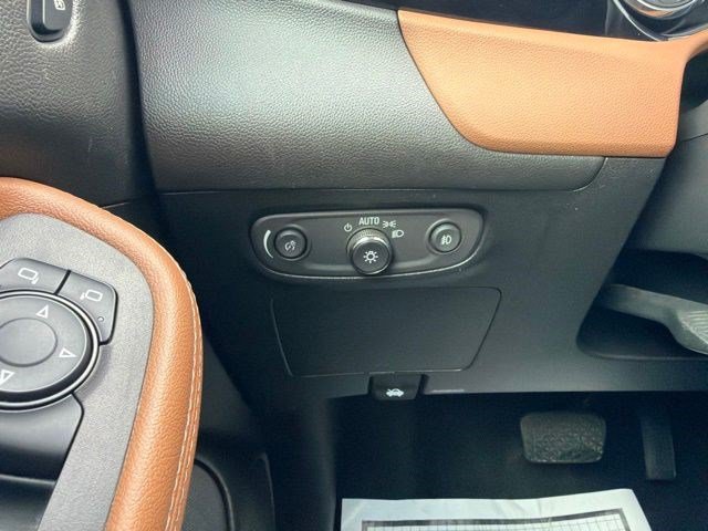 Used 2021 Buick Encore GX Essence w/ Experience Buick Package FWD image 29