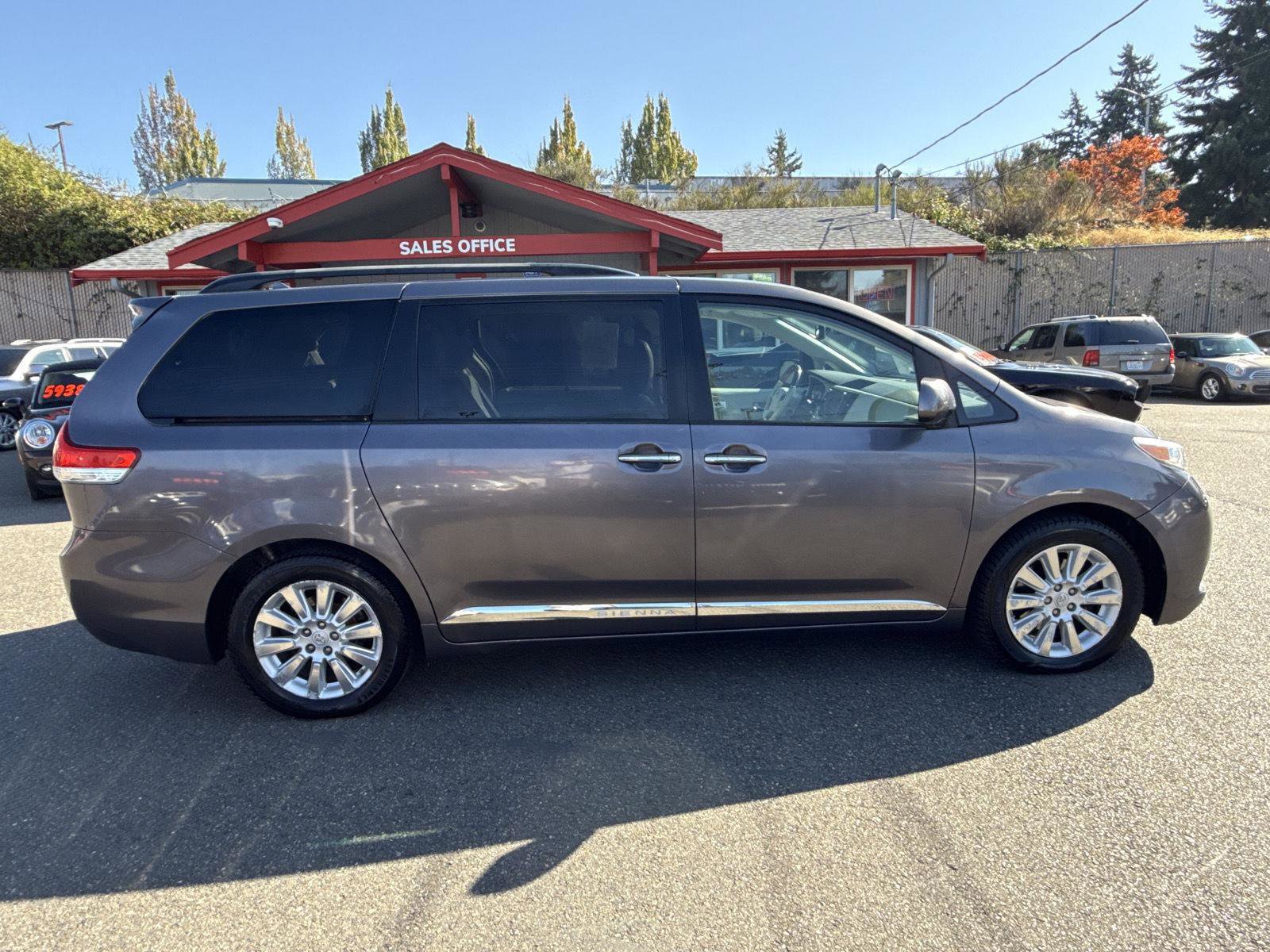 Used 2011 Toyota Sienna Limited image 5