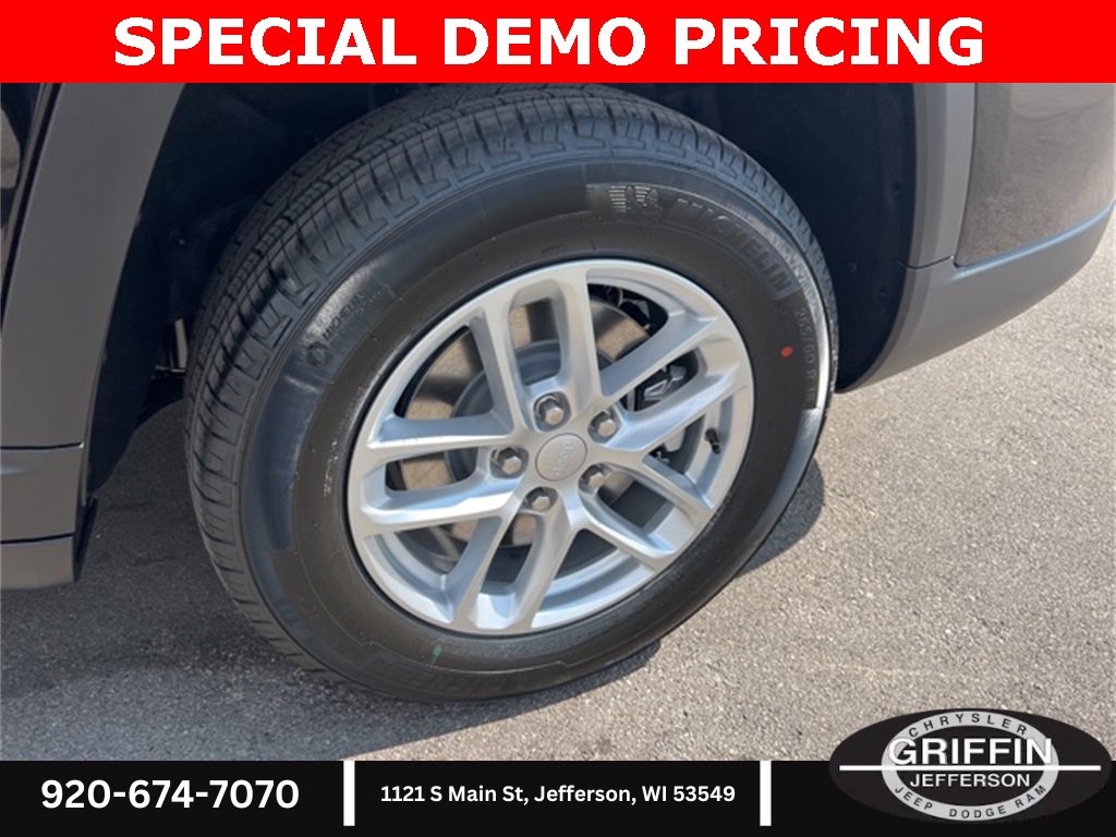 New 2025 Jeep Grand Cherokee L Laredo w/ Luxury Tech Group I image 16