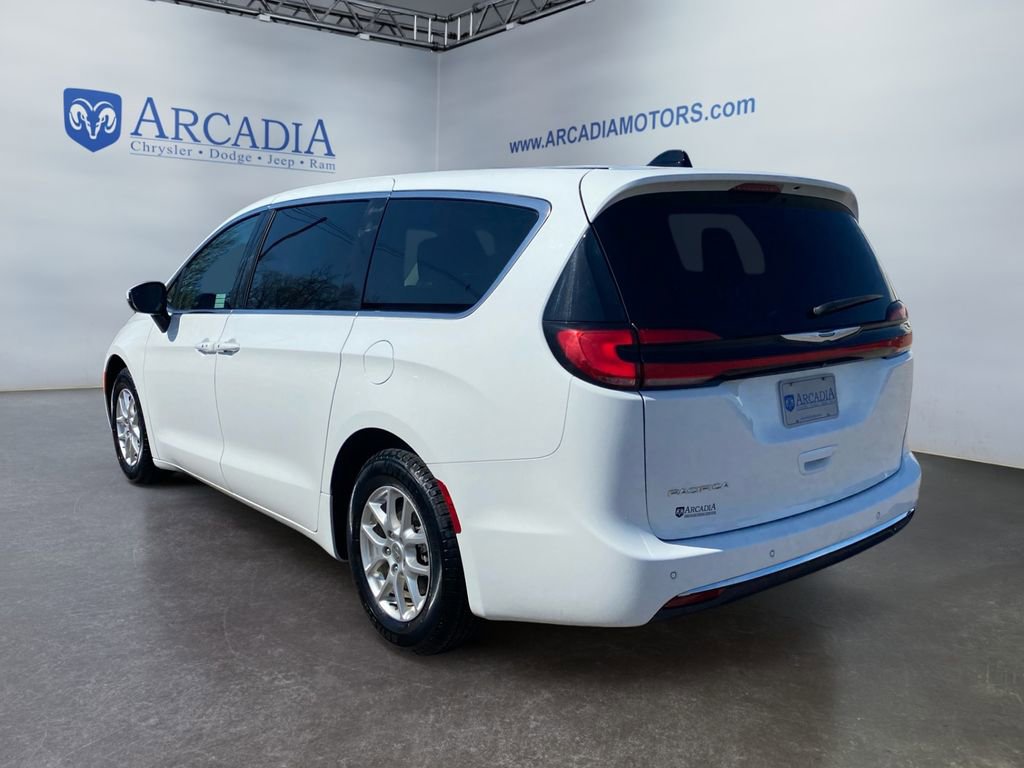 Used 2023 Chrysler Pacifica Touring-L FWD image 3