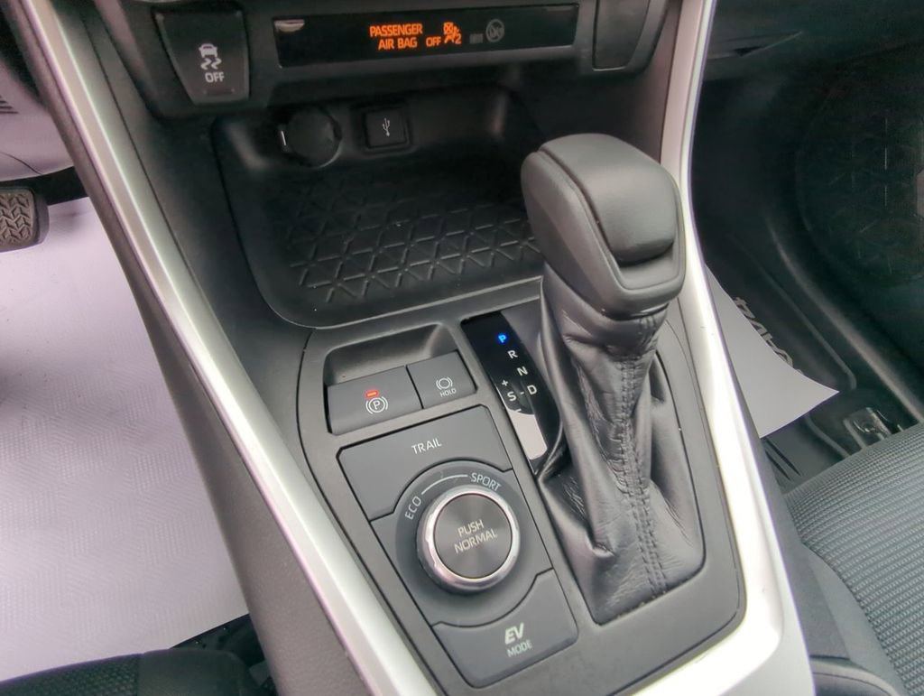 Used 2020 Toyota RAV4 LE w/ All Weather Liner Package AWD/4WD image 20
