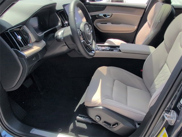 New 2026 Volvo XC90 B6 Plus w/ Protection Package Premier image 5
