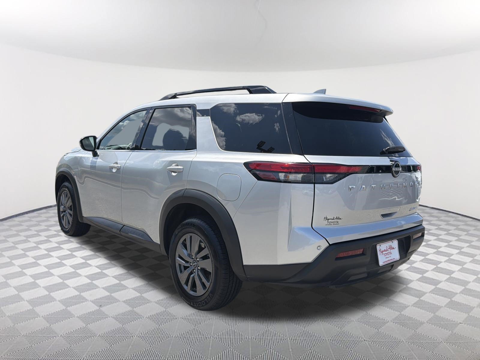 Used 2024 Nissan Pathfinder SV AWD/4WD image 15