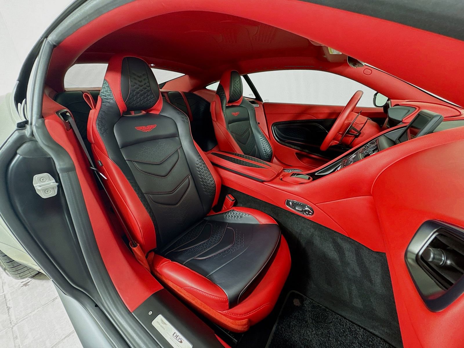 Used 2023 Aston Martin DBS Coupe RWD image 21