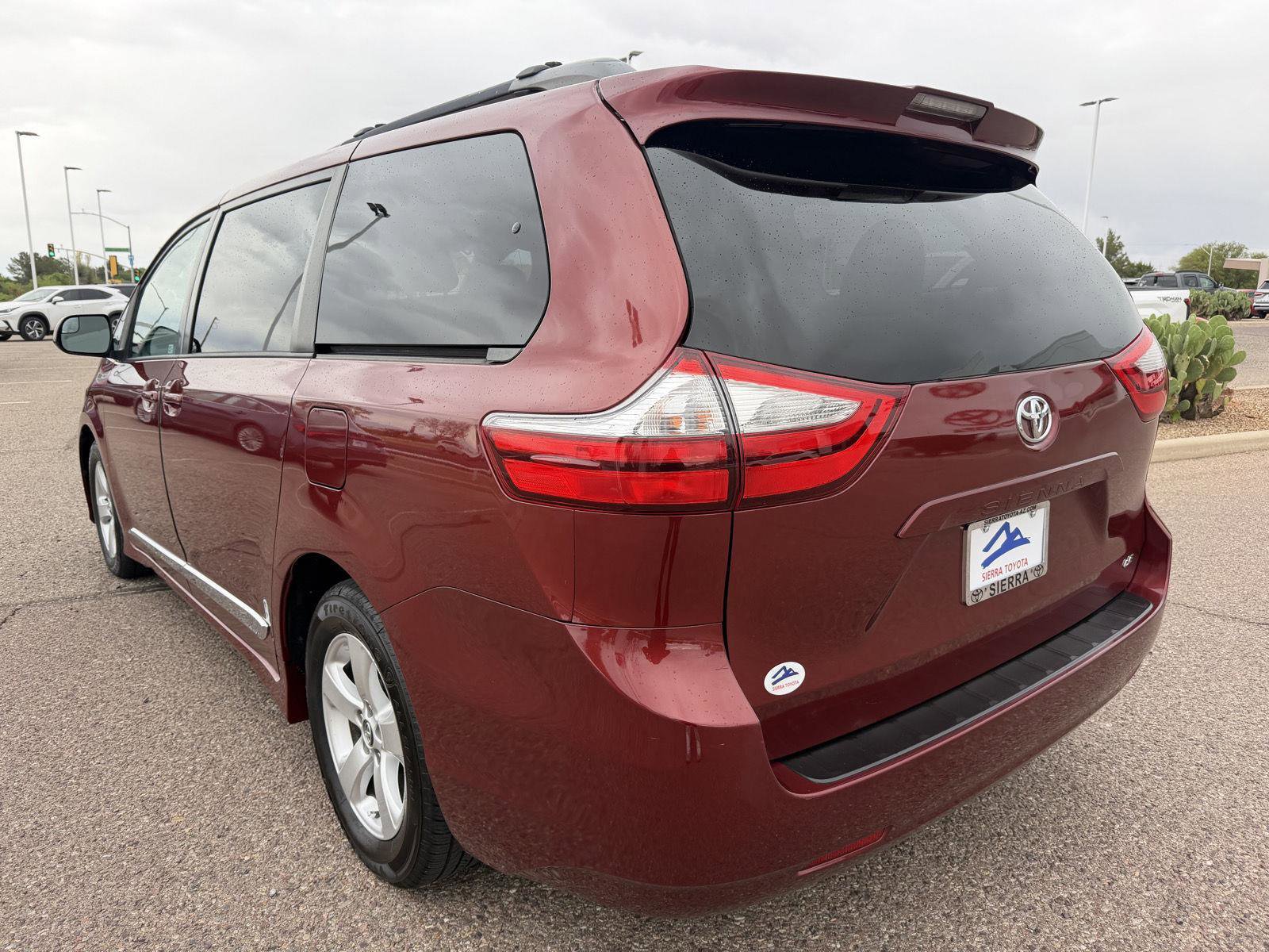 Used 2018 Toyota Sienna LE w/ Carpet Mat Package FWD image 4