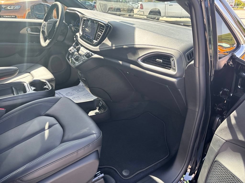 New 2027 Chrysler Pacifica Select FWD image 26