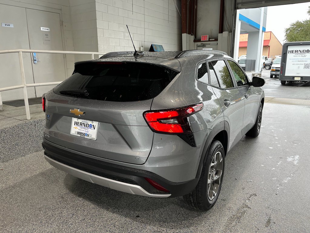 Used 2026 Chevrolet Trax LT FWD image 10