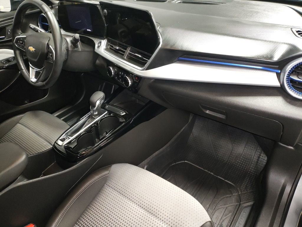 Used 2025 Chevrolet Trax LT w/ Sunroof Package image 8