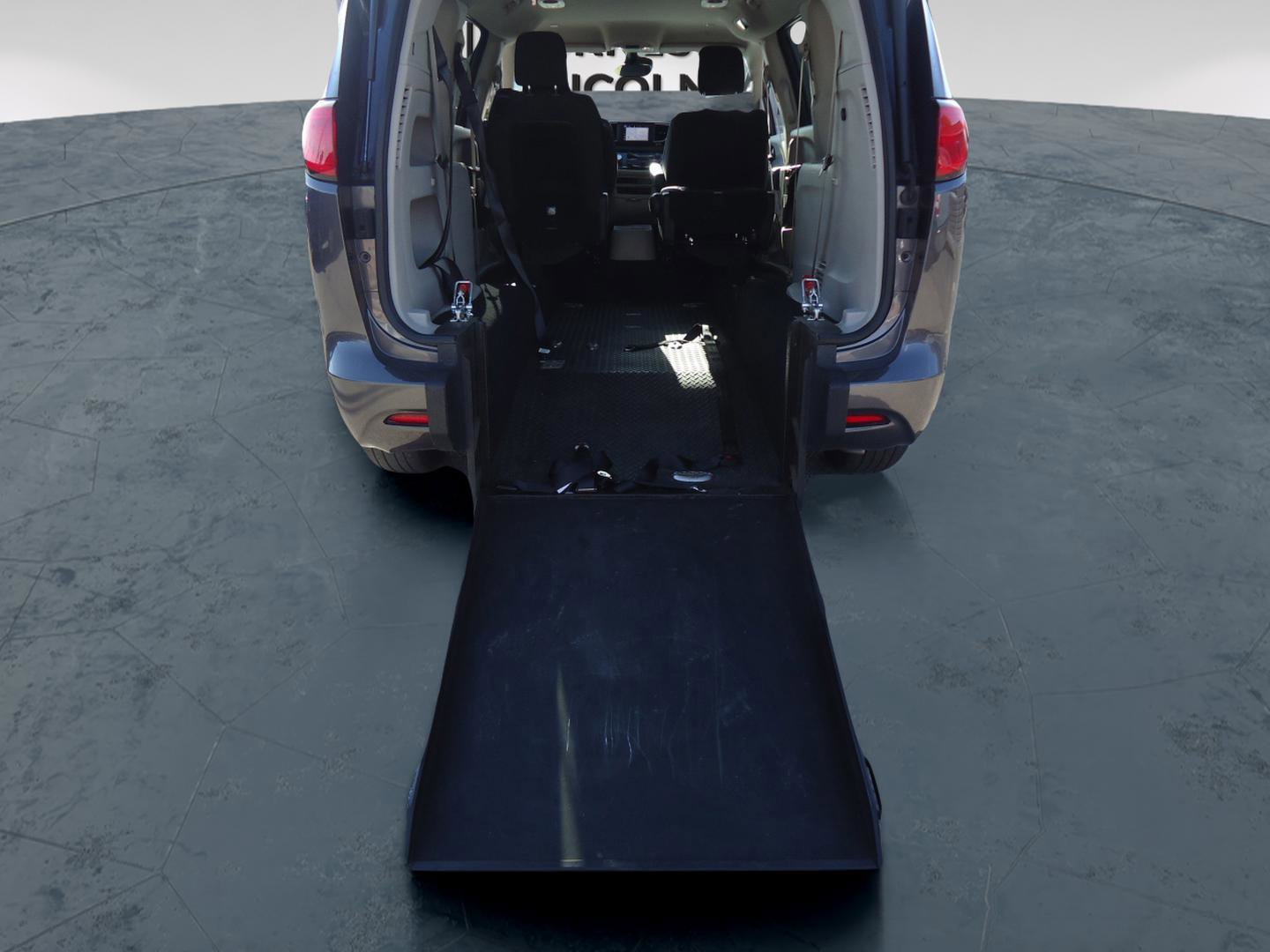 Used 2023 Chrysler Voyager LX image 2