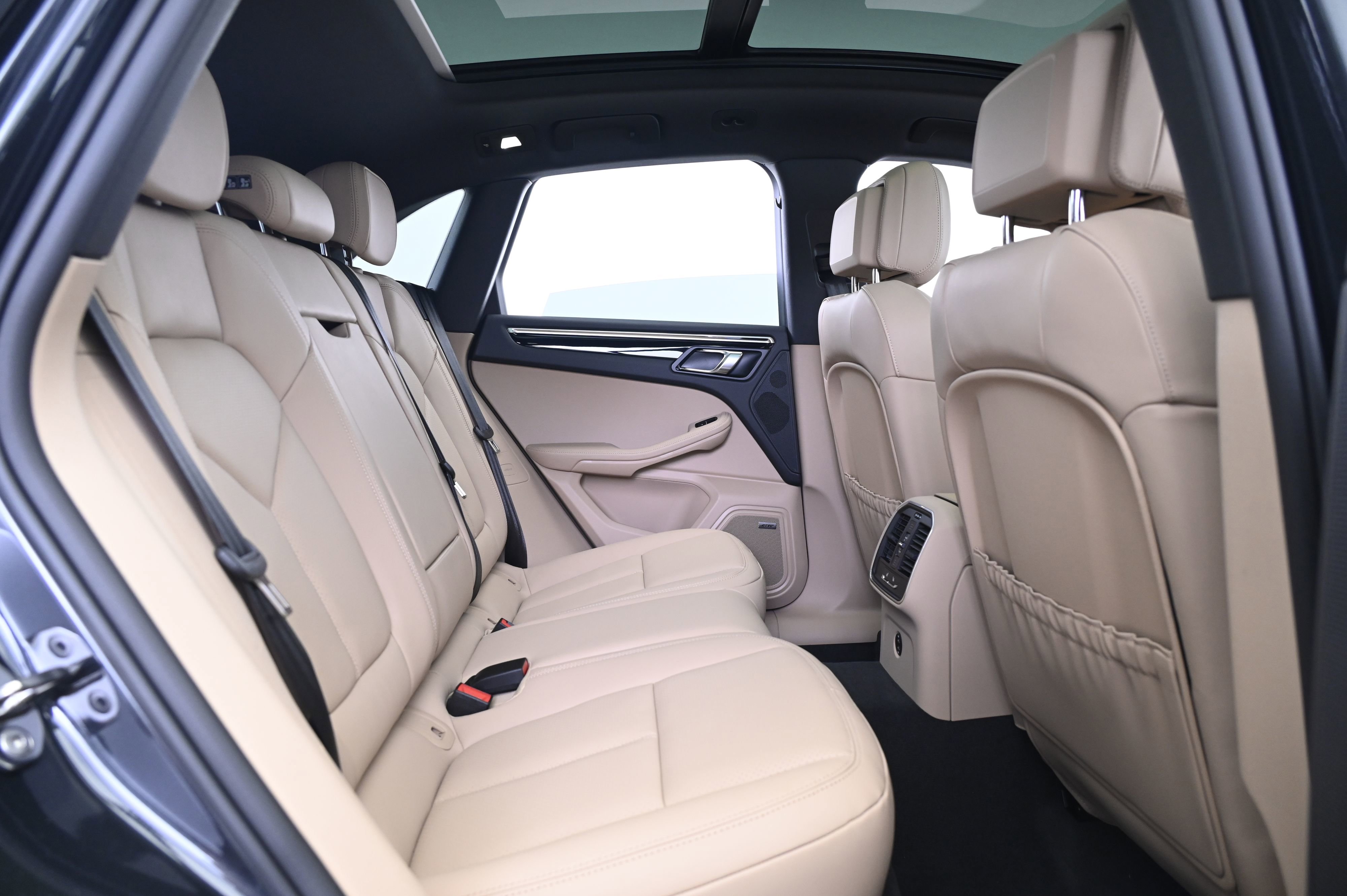 Certified 2025 Porsche Macan image 18