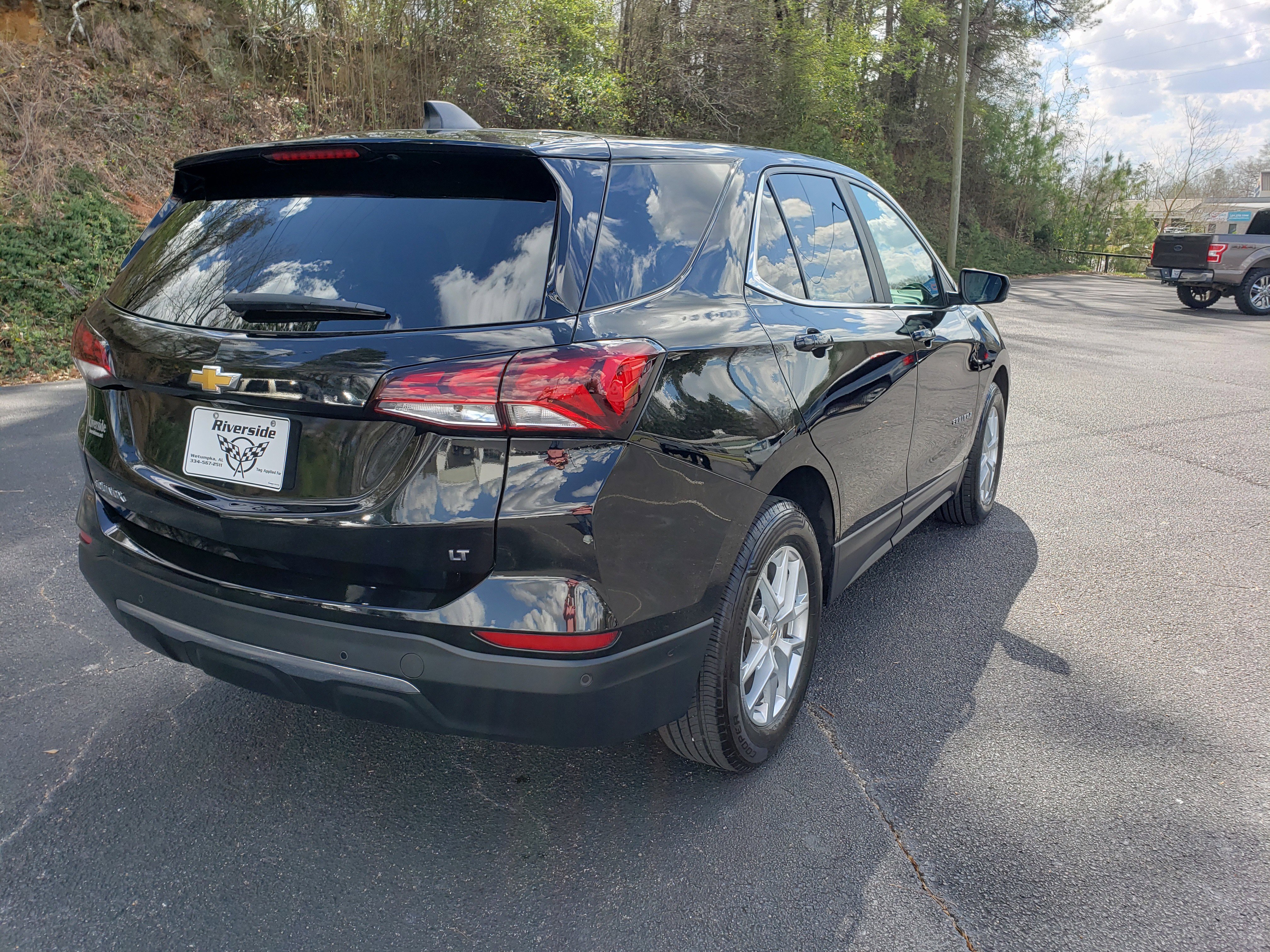 Used 2022 Chevrolet Equinox LT w/ Driver Convenience Package image 3