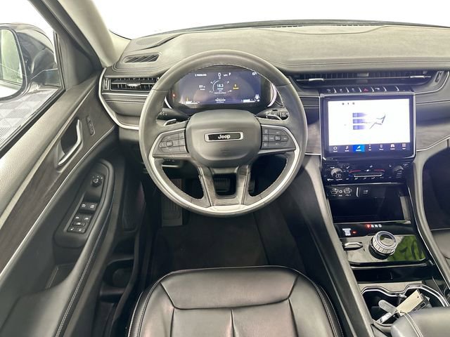 Used 2023 Jeep Grand Cherokee Limited w/ Black Appearance Package AWD/4WD image 11