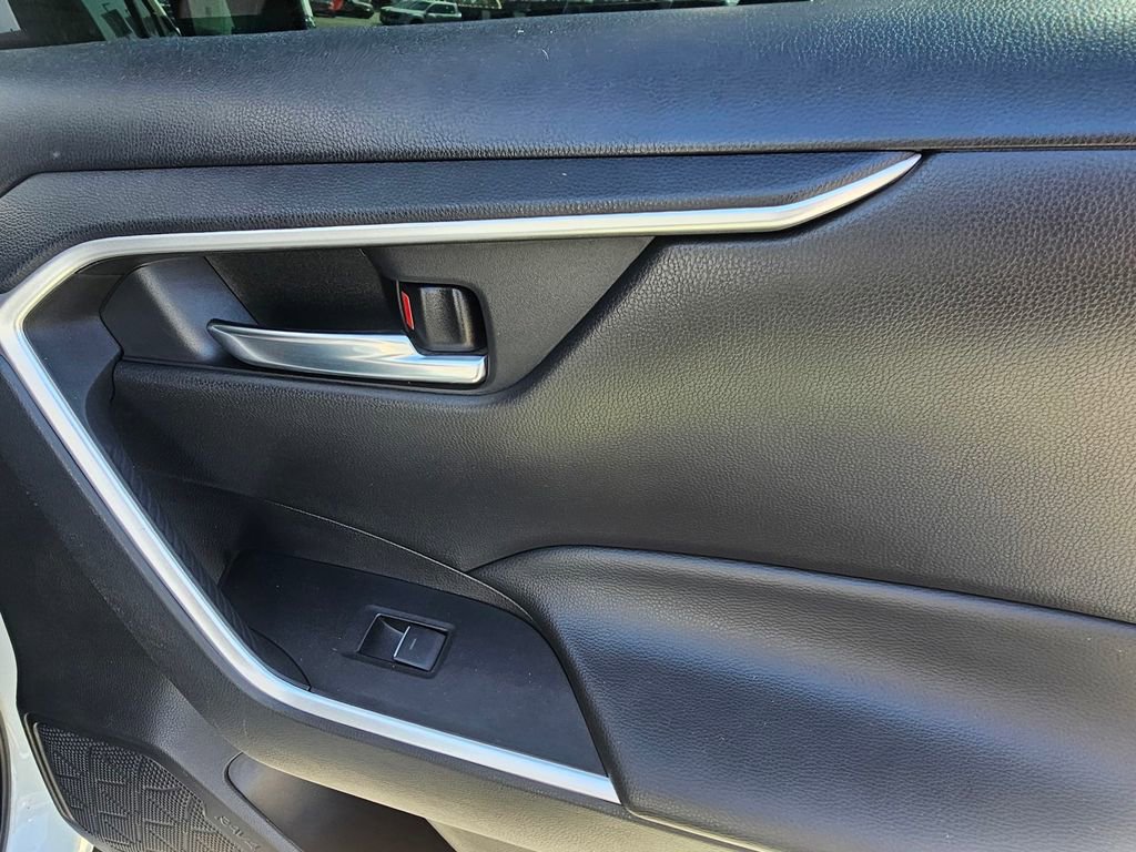 Used 2022 Toyota RAV4 XLE Premium image 11