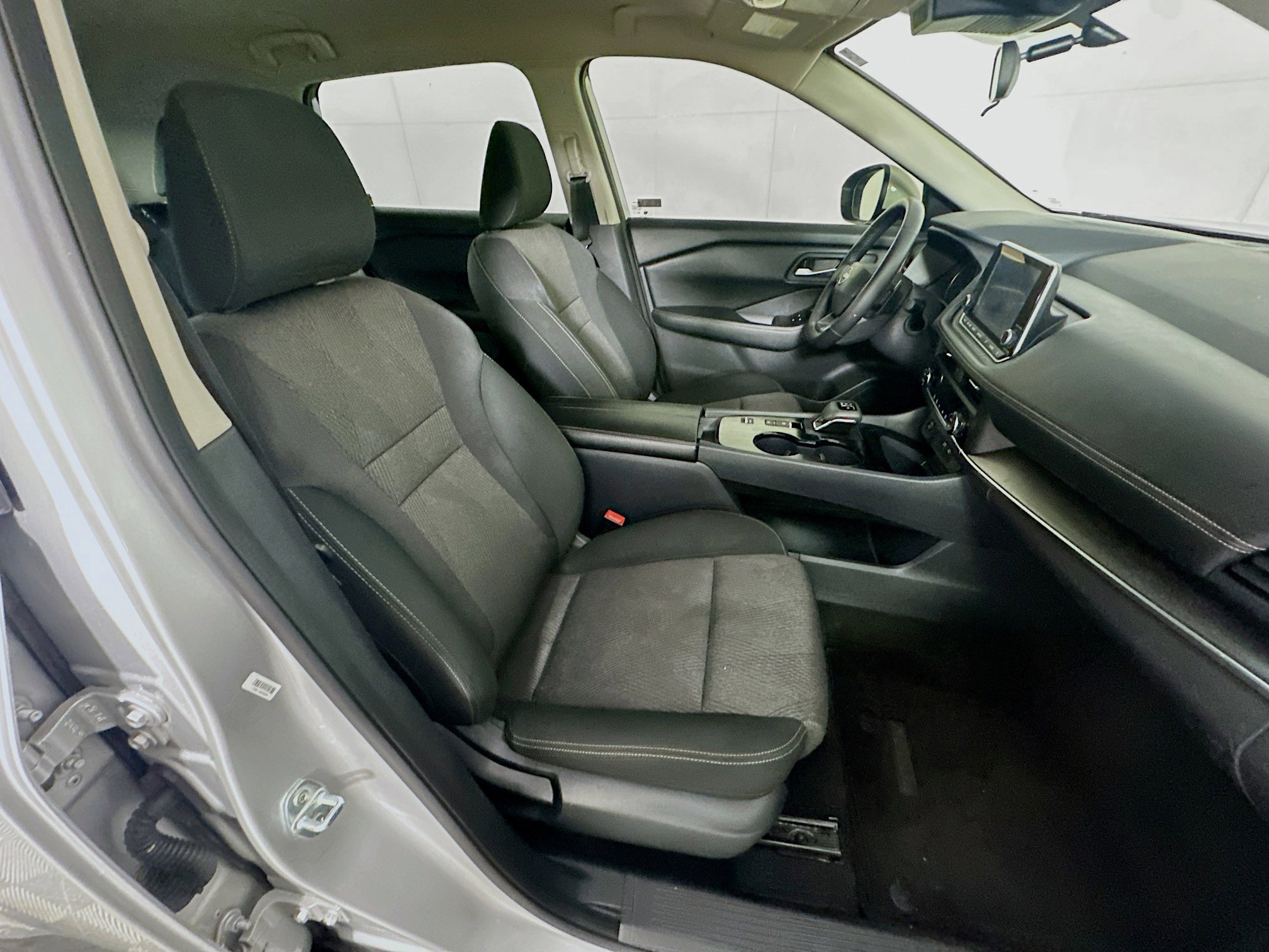 Used 2025 Nissan Rogue SV FWD image 31