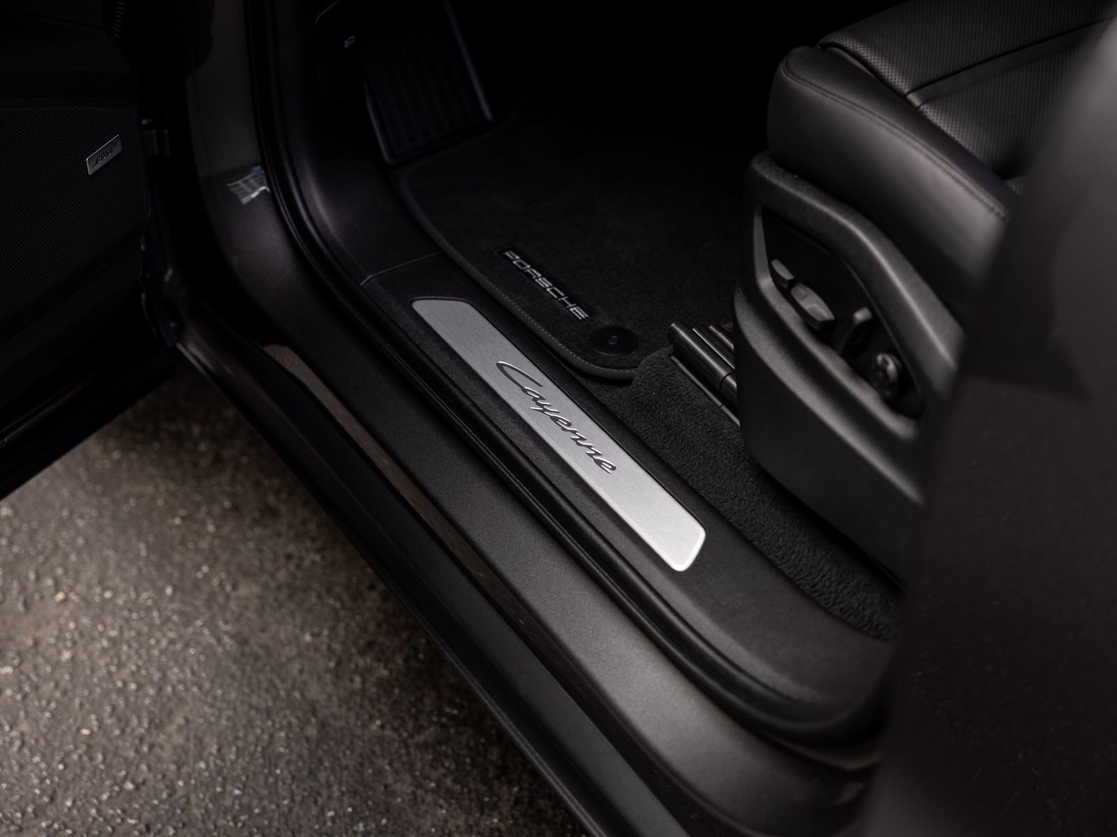 Certified 2025 Porsche Cayenne Coupe AWD/4WD image 41