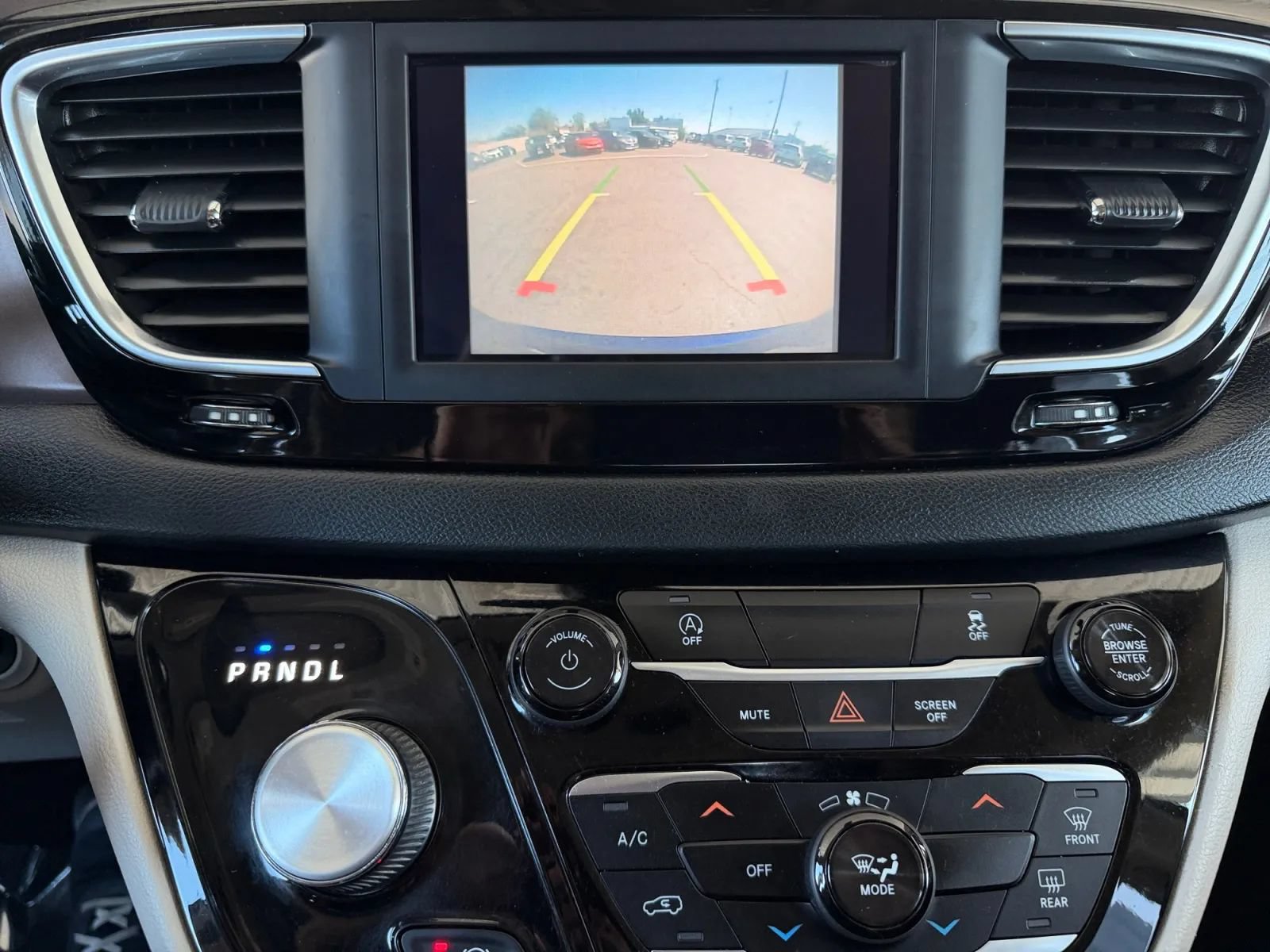 Used 2020 Chrysler Voyager Lxi FWD image 16