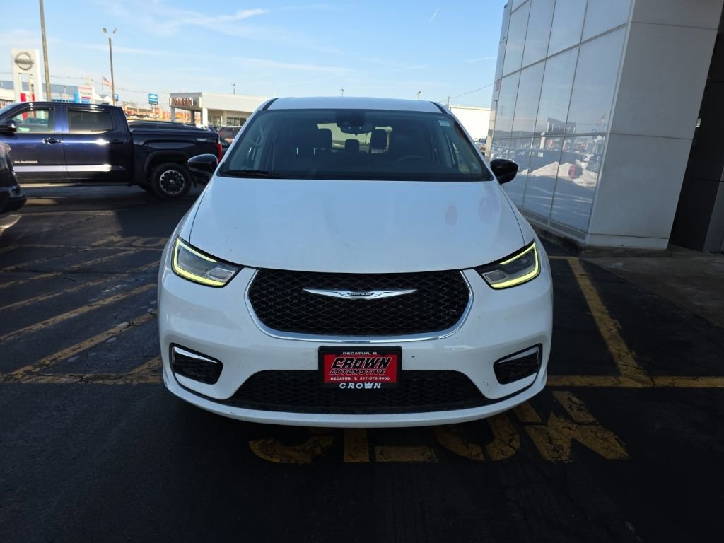 Used 2024 Chrysler Pacifica Touring-L image 9