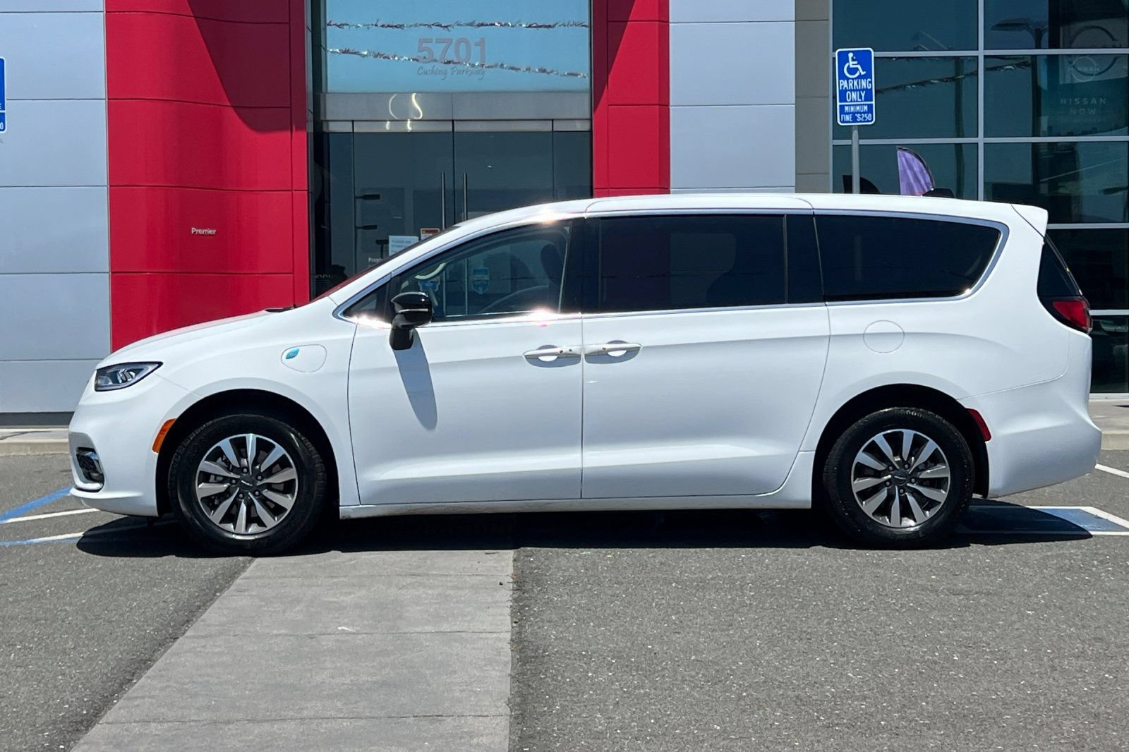 Used 2024 Chrysler Pacifica Limited FWD image 7