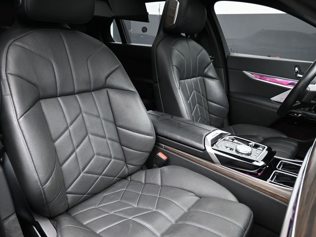 Used 2023 BMW i7 xDrive60 w/ Executive Package 2 image 28