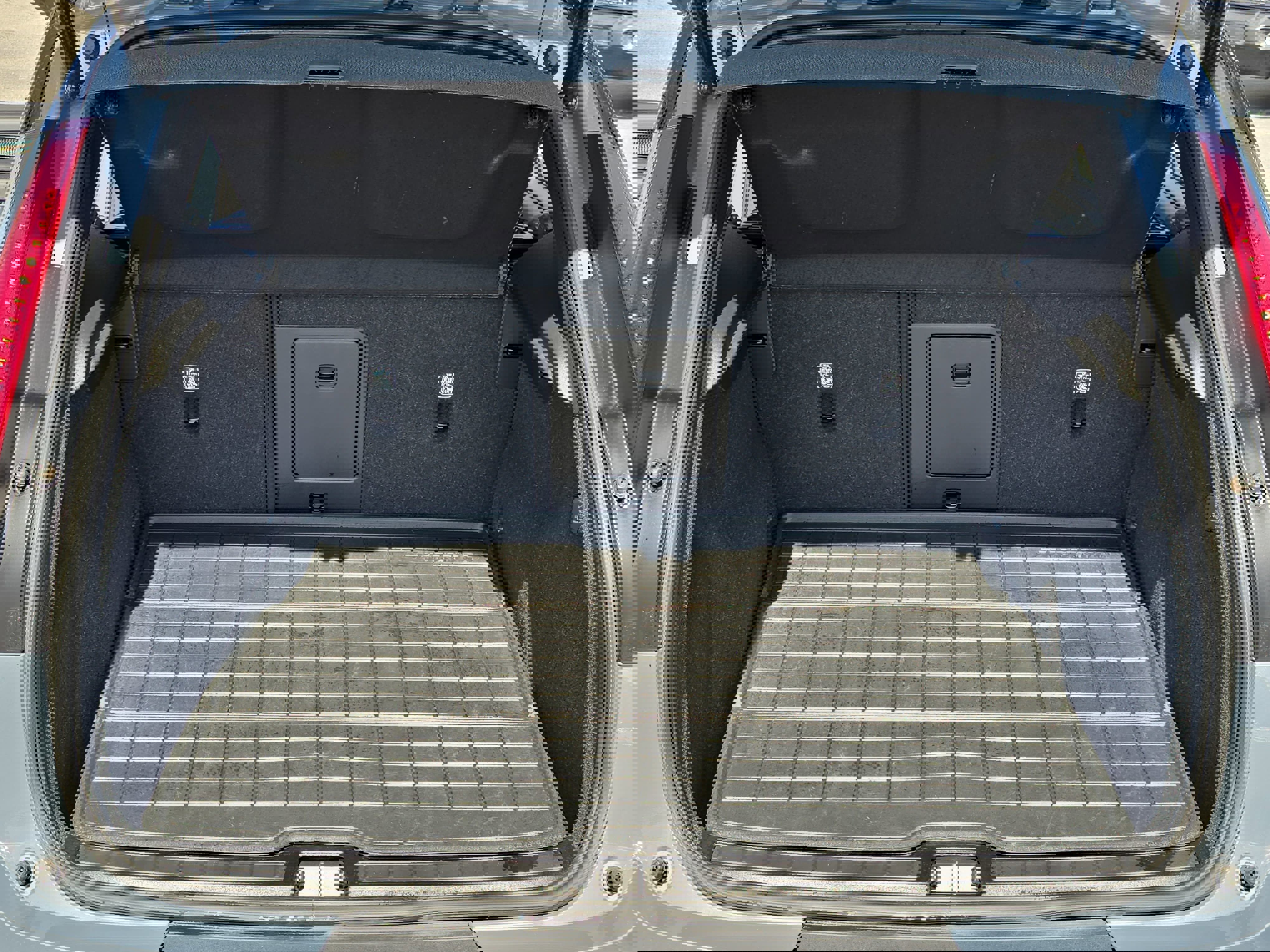 Used 2022 Volvo XC40 T5 R-Design w/ Advanced Package image 12