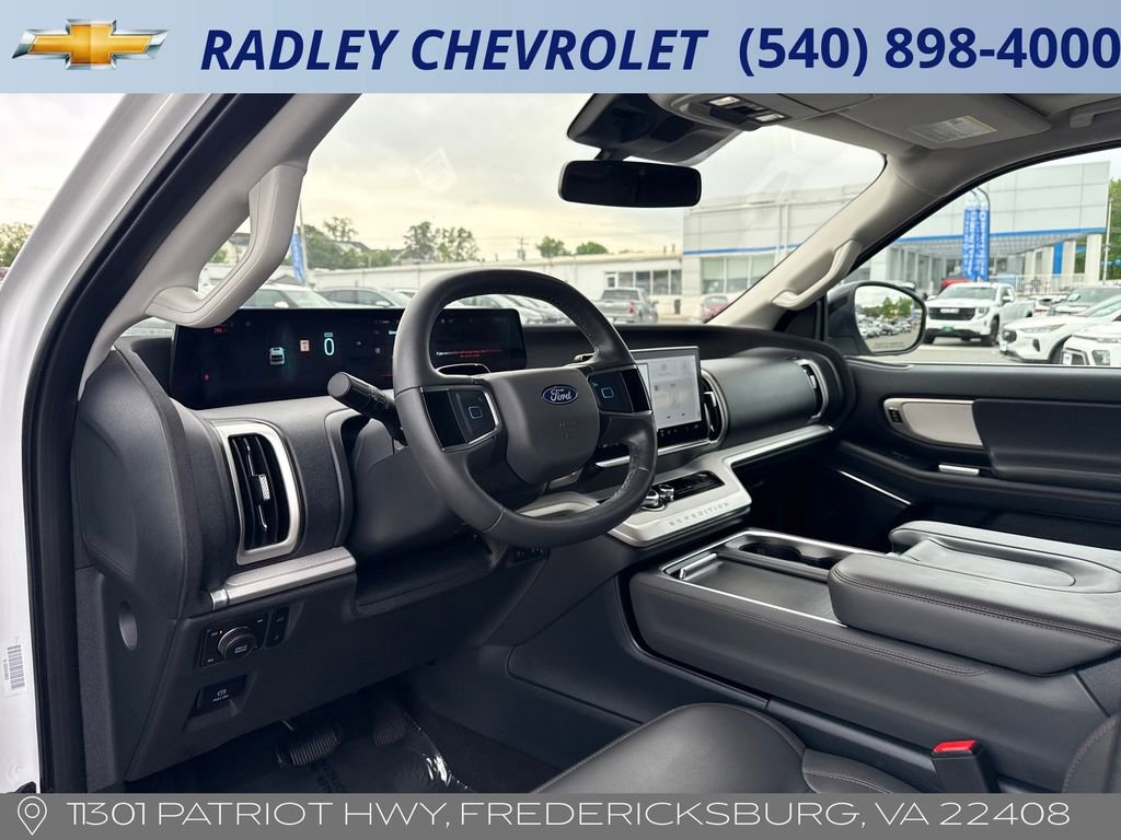 Used 2025 Ford Expedition Active AWD/4WD image 4